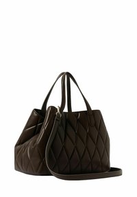 Borsa tote in pelle trapuntata marrone con due manici e tracolla rimovibile. Presenta una superficie morbida con motivo a diamante.