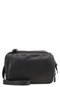 Svart läder crossbody-väska med dragkedja, som har en texturerad yta, ett tunt band och en liten sidoficka med dragkedja.