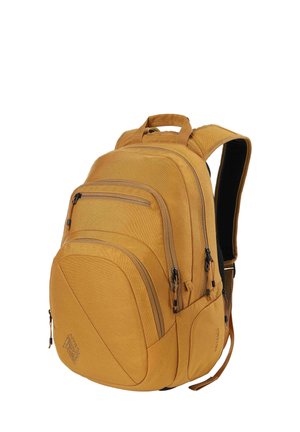Sac à dos jaune-brun avec plusieurs compartiments zippés, bretelles rembourrées et poignée de transport supérieure, présenté sur fond blanc.