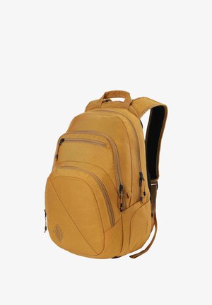Sac à dos jaune-brun avec plusieurs compartiments zippés, bretelles rembourrées et poignée de transport supérieure, présenté sur fond blanc.