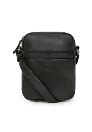 Borsa a tracolla nera in pelle con una texture liscia, forma rettangolare, tracolla regolabile e una tasca frontale con un logo discreto.