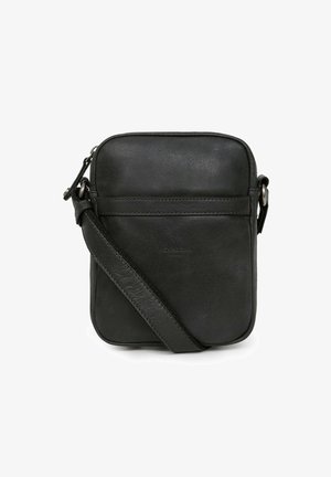 Schwarze Leder-Crossbody-Tasche mit glatter Oberfläche, rechteckiger Form, verstellbarem Gurt und einer Vordertasche mit dezentem Logo.