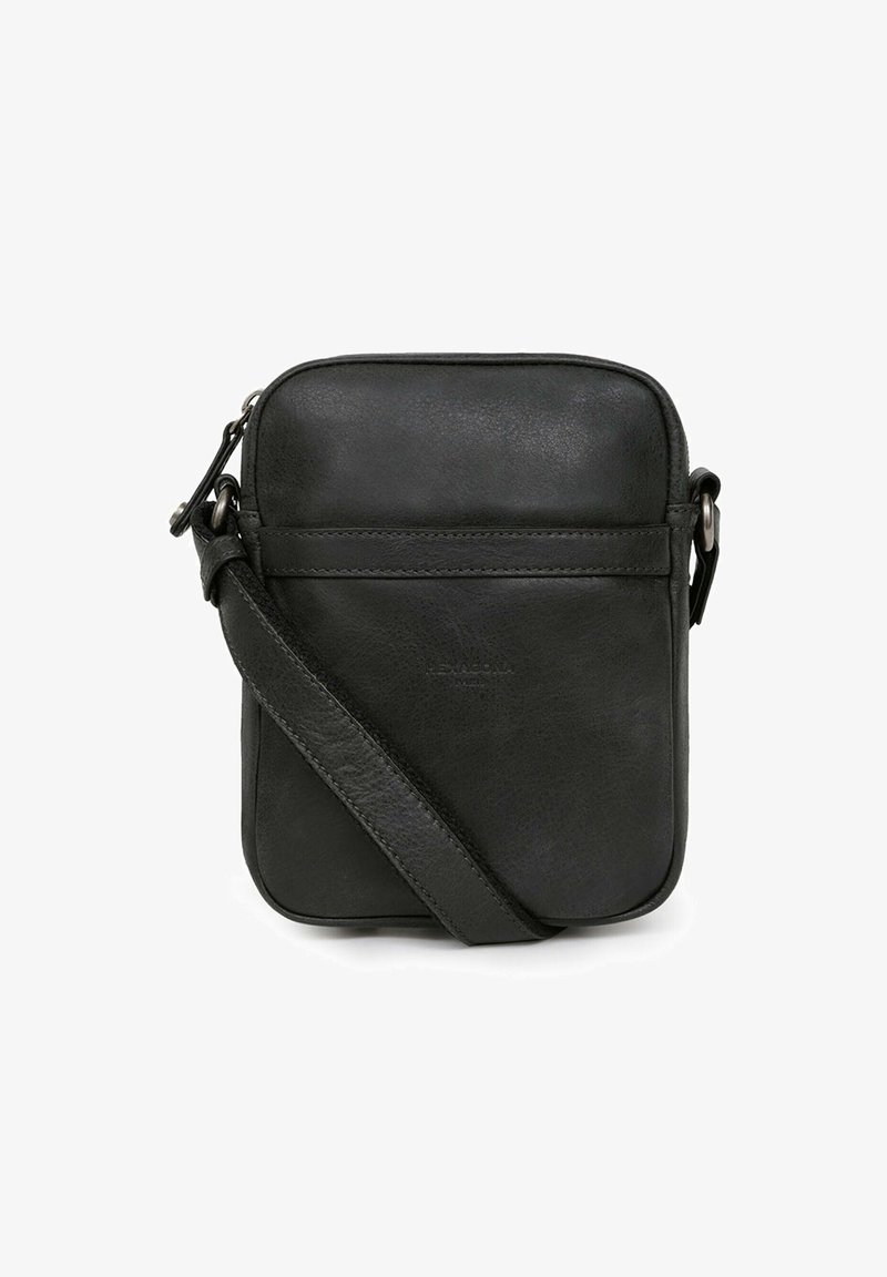 Schwarze Leder-Crossbody-Tasche mit glatter Oberfläche, rechteckiger Form, verstellbarem Gurt und einer Vordertasche mit dezentem Logo.
