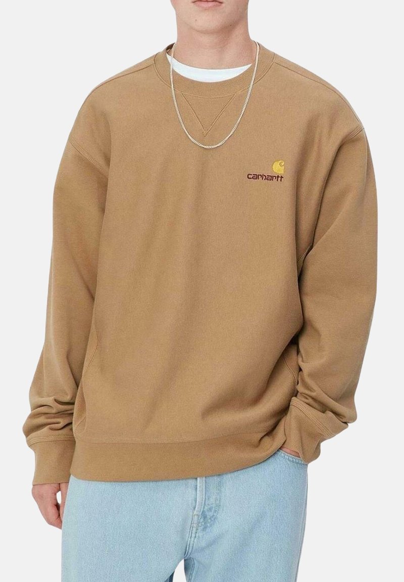 Sudadera de cuello redondo color marrón, hecha de algodón, con puños y dobladillo acanalados, y un pequeño logotipo bordado en el lado izquierdo del pecho.