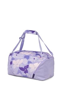 Lila Reisetasche mit floralen Mustern in hellen und dunklen Farbtönen. Verfügt über verstellbare Träger, einen Reißverschluss und eine strukturierte Form.