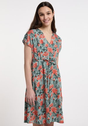 Abito floreale in teal con motivi arancioni e verdi, scollatura a V, maniche corte a cappuccio e dettaglio vita con fiocco. Tessuto leggero.