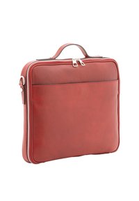 Sac à ordinateur portable en cuir rouge avec une texture lisse, fermeture éclair et une poignée supérieure. Dispose d'une poche avant au design minimaliste.