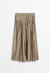 Jupe midi plissée beige avec une taille haute et un tissu lisse et brillant, suspendue devant un fond blanc.