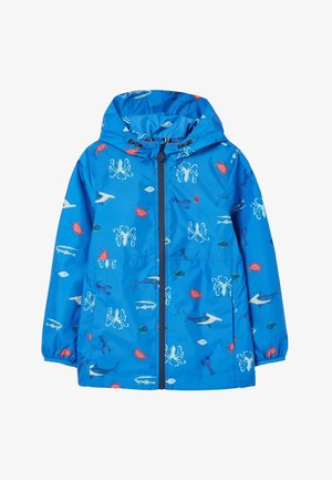 Imperméable bleu pour enfants avec capuche, fermeture éclair à l'avant, et imprimé d'animaux marins comprenant des pieuvres, des crabes, des poissons, des homards et des requins.