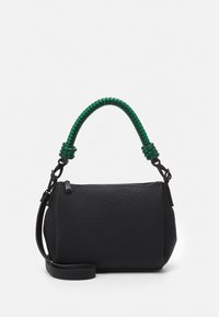 Sort tekstureret lædertaske med et grønt flettet håndtag, der har en lynlåslukning og en justerbar rem til alsidige bære muligheder.