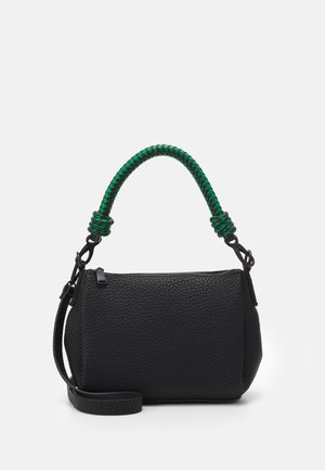 Sort tekstureret lædertaske med et grønt flettet håndtag, der har en lynlåslukning og en justerbar rem til alsidige bære muligheder.
