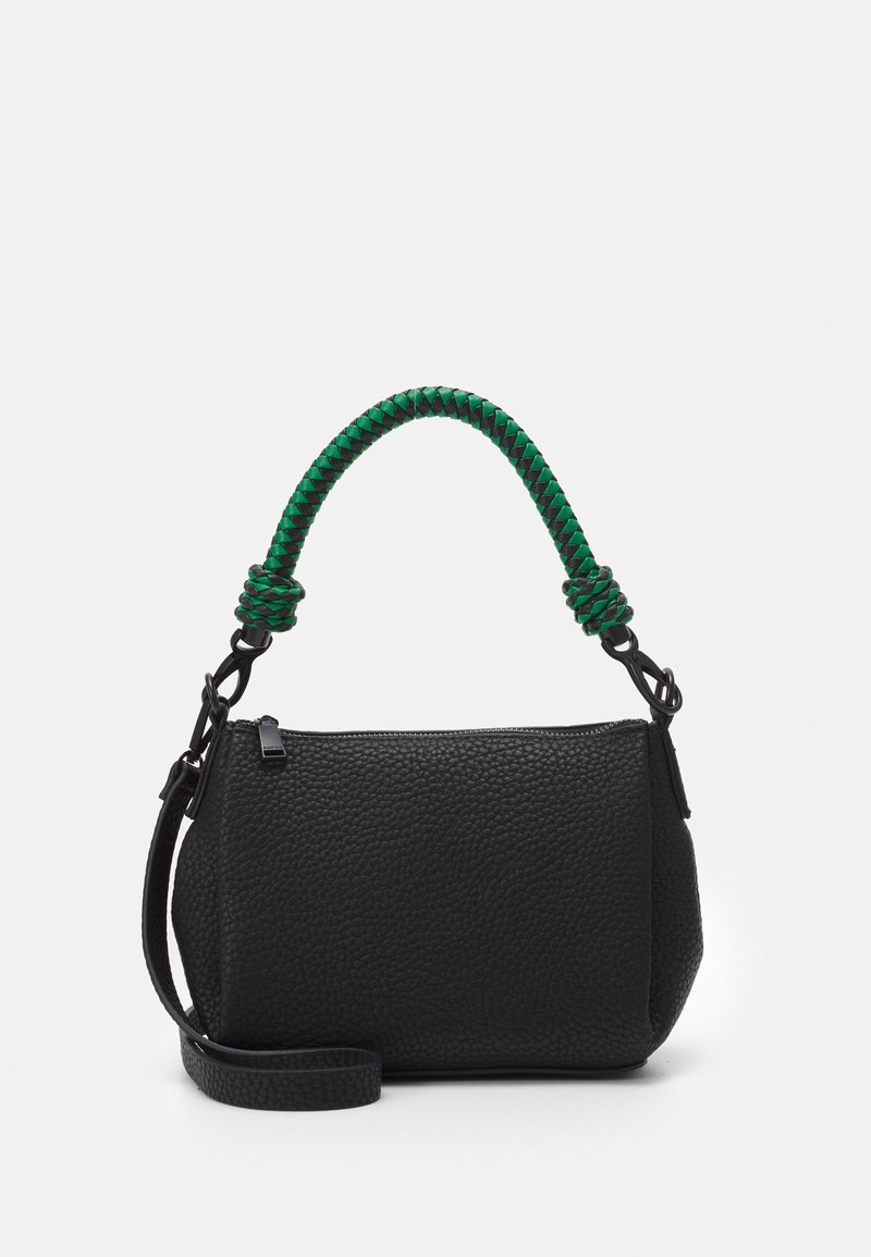 Sort tekstureret lædertaske med et grønt flettet håndtag, der har en lynlåslukning og en justerbar rem til alsidige bære muligheder.