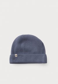Mørkeblå strikket beanie med en foldet ribbede manchet, der har et lille beige mærke med et stjernelogo. Den teksturerede stof tillader elasticitet.