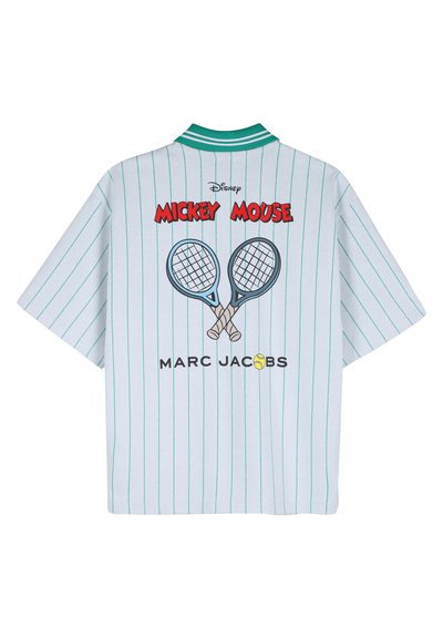 Camicia bianca a maniche corte con righe verticali verdi, colletto verde, racchette da tennis incrociate, testo "Mickey Mouse" e "Marc Jacobs" con una palla da tennis.