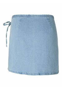 Mini-jupe en jean bleu clair avec un détail noué sur le côté et un ourlet droit sur fond blanc.