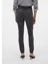 Fekete, karcsúsított farmer sima farmer textúrával, két hátsó zsebbel és közép-magasságú derékkal, csíkos inggel párosítva.