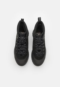Czarne buty trekkingowe wykonane z połączenia matowej skóry i zamszu. Posiadają oczka, sznurówki oraz teksturowaną gumową podeszwę. Podwójne pętle do noszenia.