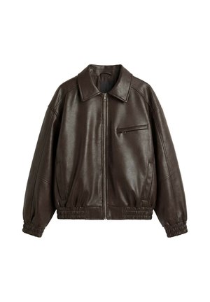 Veste en cuir marron foncé avec une fermeture éclair à l'avant, poignets et ourlet élastiques, un col, deux poches latérales et une poche poitrine zippée.