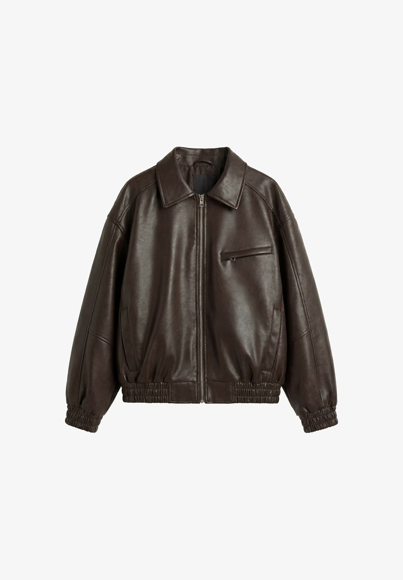 Veste en cuir marron foncé avec une fermeture éclair à l'avant, poignets et ourlet élastiques, un col, deux poches latérales et une poche poitrine zippée.