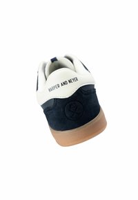 Zapatillas de ante azul marino con acentos de cuero blanco, suela de goma y texto "HARPER AND NEYER" en el talón. Presenta un diseño de logotipo circular.