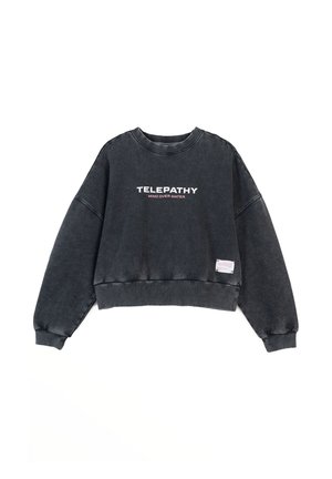 Czarny krótki sweatshirt z okrągłym dekoltem, obniżonymi ramionami i białym napisem "TELEPATHY MIND OVER MATTER". Wyraźna struktura materiału.