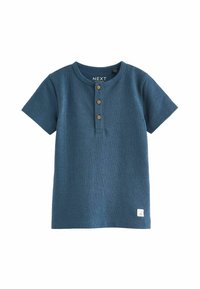 Mörkblå t-shirt med kort ärm i texturerat tyg. Har en rundad halsringning och tre bruna knappar framtill. Litet vitt logotyp vid fållen.