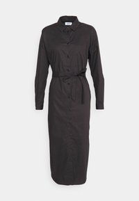 Robe chemise noire en coton avec col, manches longues, boutonnage devant et ceinture à la taille, présentant une coupe droite et une poche poitrine unique.