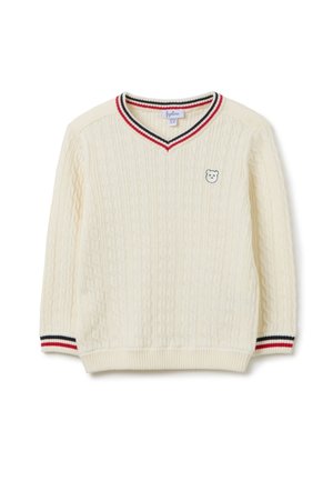 Maglione bianco lavorato a maglia con design a V, caratterizzato da un piccolo emblema di orsetto e accenti a righe rosse, blu navy e bianche sul colletto e sulle maniche.