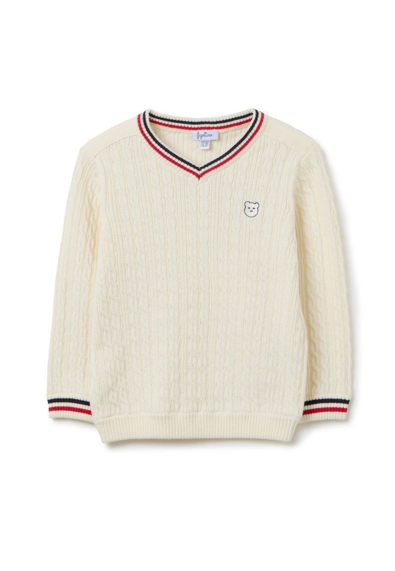 Weißer Strickpullover mit V-Ausschnitt, der ein kleines Bärenemblem und rot-weiß-blaue Streifenakzente am Kragen und an den Ärmeln aufweist.