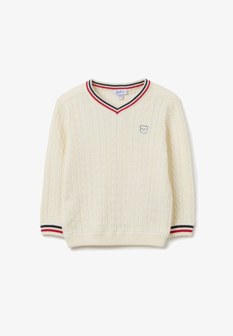 Weißer Strickpullover mit V-Ausschnitt, der ein kleines Bärenemblem und rot-weiß-blaue Streifenakzente am Kragen und an den Ärmeln aufweist.