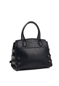 Czarna skórzana torebka o zdefiniowanym kształcie, z dwoma uchwytami u góry, bocznymi paskami z złotymi akcentami i gładką teksturą.