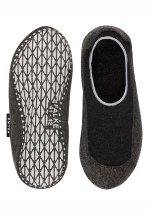 Para ciemnoszarych kapci typu no-show, jeden pokazuje miękką czarną wyściółkę wewnętrzną, drugi prezentuje białą podeszwę z czarnym wzorem antypoślizgowym w kształcie diamentu oraz etykietę z rozmiarem.