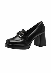 Mocassins en cuir verni noir avec un bout arrondi, un talon large, et un accent de boucle en argent, présentant des détails de couture contrastés.