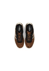 Baskets à motifs léopard avec des accents noirs, des détails métalliques et des lacets noirs. Taille 37 avec une semelle intérieure rembourrée pour le confort.