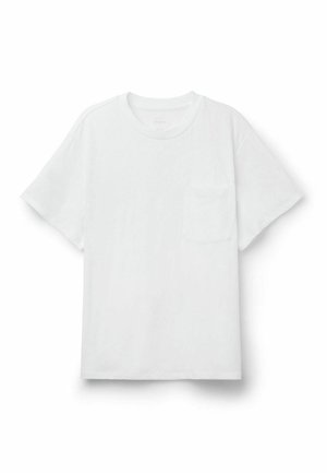 Hvid kortærmet T-shirt med rund halsudskæring og en lille brystlomme på venstre side, vist på en hvid baggrund.