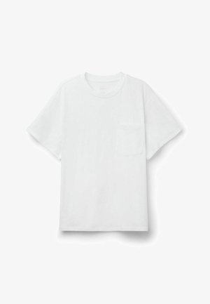 Hvid kortærmet T-shirt med rund halsudskæring og en lille brystlomme på venstre side, vist på en hvid baggrund.