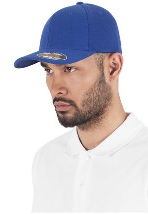 Kék baseball sapka ívelt fronttal, struktúrált kialakítással és méretet jelző címkével. Simább textúrájú anyagból készült.