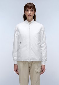 Witte bomberjack met een ritssluiting aan de voorkant, elastische manchetten en twee zijzakken. Luxe stof en licht gewatteerd voor warmte.