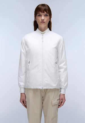 Witte bomberjack met een ritssluiting aan de voorkant, elastische manchetten en twee zijzakken. Luxe stof en licht gewatteerd voor warmte.