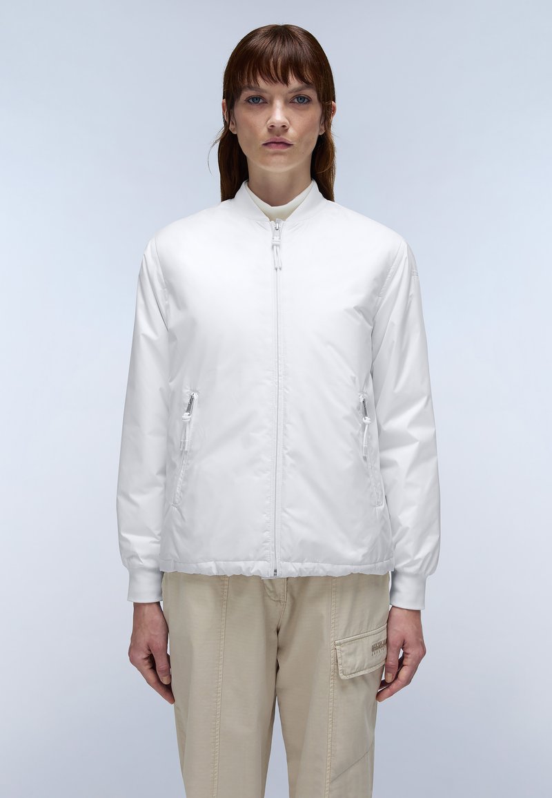 Witte bomberjack met een ritssluiting aan de voorkant, elastische manchetten en twee zijzakken. Luxe stof en licht gewatteerd voor warmte.