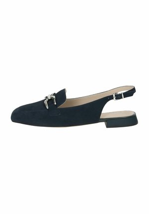 Zapato de ante azul marino tipo slingback con un bajo tacón cuadrado, que presenta una hebilla decorativa plateada en la parte frontal y un diseño de puntera redondeada.