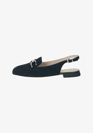 Marineblauwe suède slingback schoen met een lage blokhak, voorzien van een decoratieve zilveren gesp aan de voorkant en een rond teenontwerp.
