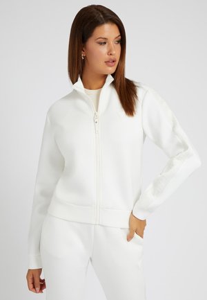 Weiße Zip-Jacke aus glattem Stoff mit hohem Kragen. Verfügt über gerippte Bündchen und Saum sowie dezente strukturierte Muster entlang der Ärmel.