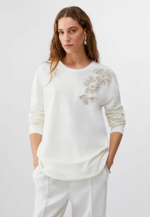 WITH FLORAL EMBROIDERY - Ikdienas džemperis - off-white