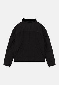 Chaqueta acolchada negra, diseño acolchado, cuello alto con pelo sintético, mangas largas y un corte holgado, con una textura suave y brillante.