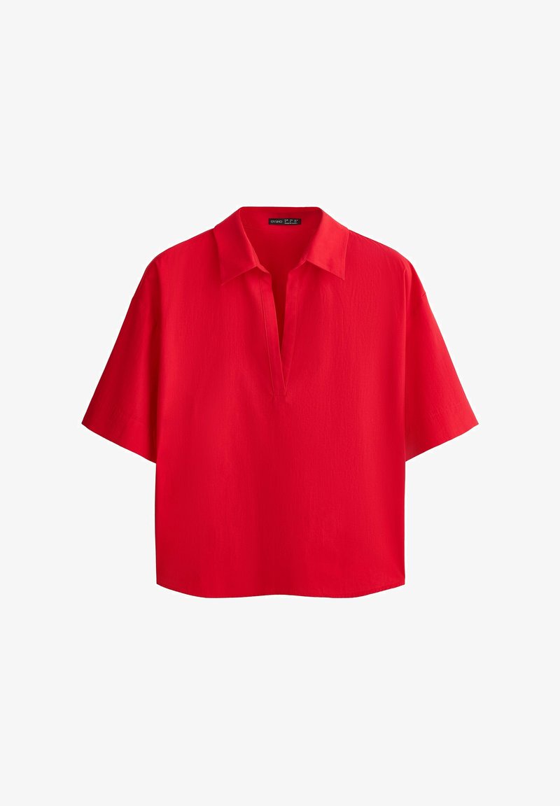 Blouse rouge à manches courtes avec un col en V profond et un col pointu, en tissu léger.