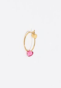 Pendiente de aro dorado con una piedra en forma de corazón rosa y un pequeño acento en forma de corazón dorado. Textura suave, diseño circular.