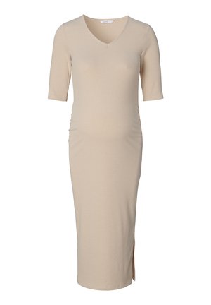 Beżowa sukienka ciążowa z prążkowanego materiału, z dekoltem w serek, krótkimi rękawami i marszczeniem po bokach. Długość do połowy łydki z bocznym rozcięciem dla dodatkowego komfortu.