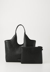 Sac fourre-tout en cuir noir avec motif embossé, doté de deux poignées et d'une pochette zippée assortie, texture lisse et design minimaliste.