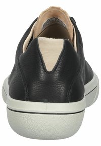 Baskets en cuir noir avec une texture lisse, présentant un accent beige à l'arrière et une semelle en caoutchouc blanc avec une finition texturée.